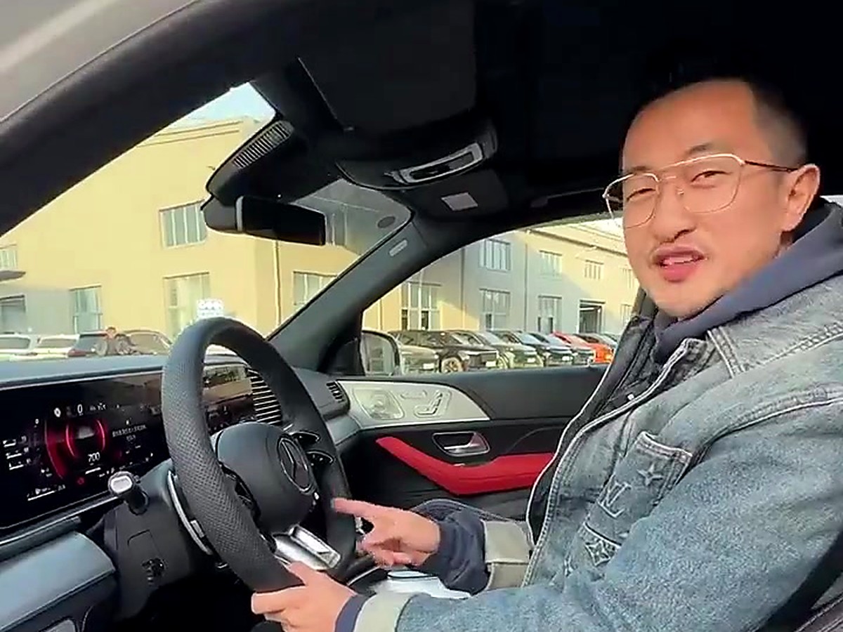 驾驶舱与仪表区域实拍：驾驶辅助功能均在仪表与中控呈现