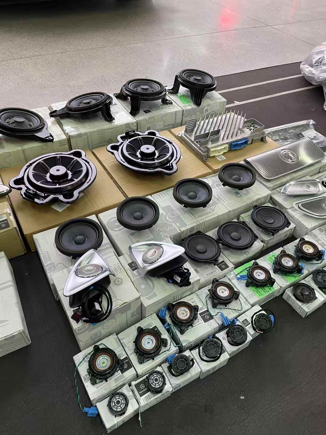 门店素材中的音响配件展示;具体配件来源、编号与适配车型需逐项核对