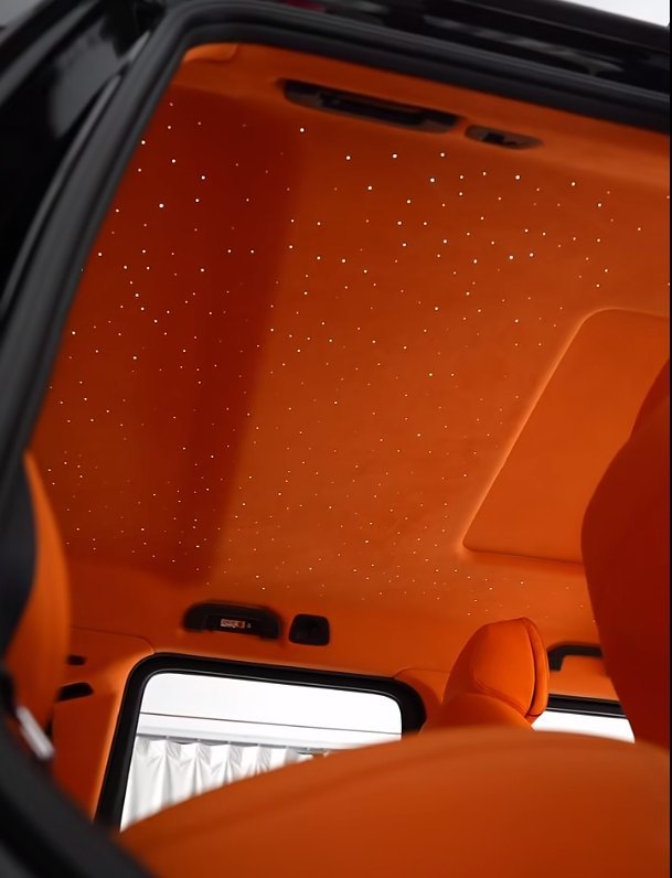 Alcantara 翻毛皮星空顶的灯光效果实拍;顶棚需拆解复原,材质选择应与内饰配色和日常养护条件一并考虑