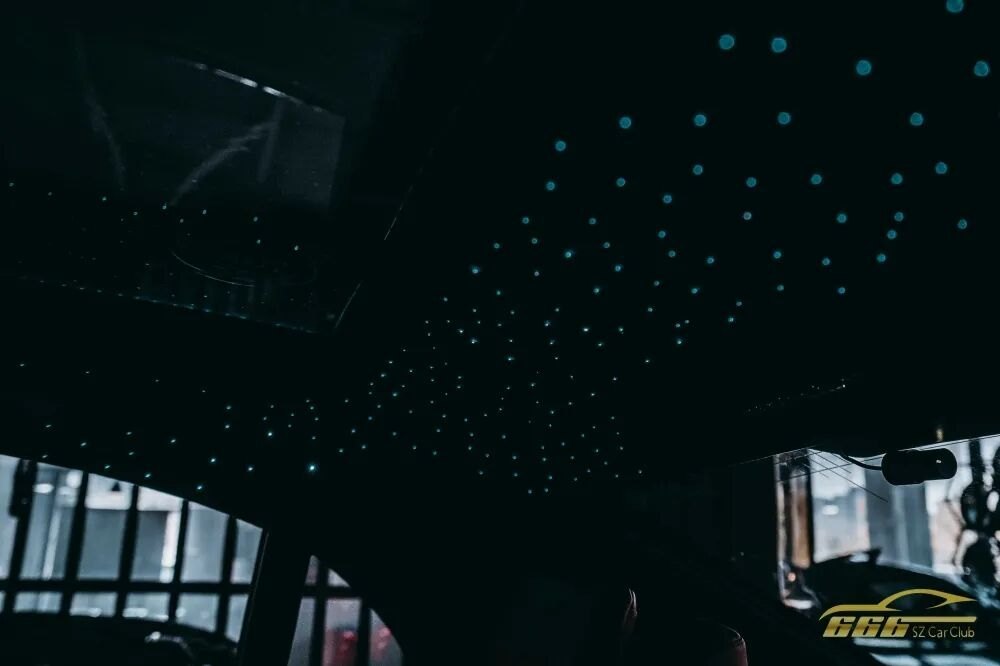 翻毛皮星空顶的灯光效果实拍；星空顶需拆解顶棚与灯具总成，应确认对后续保养与顶棚复原的影响